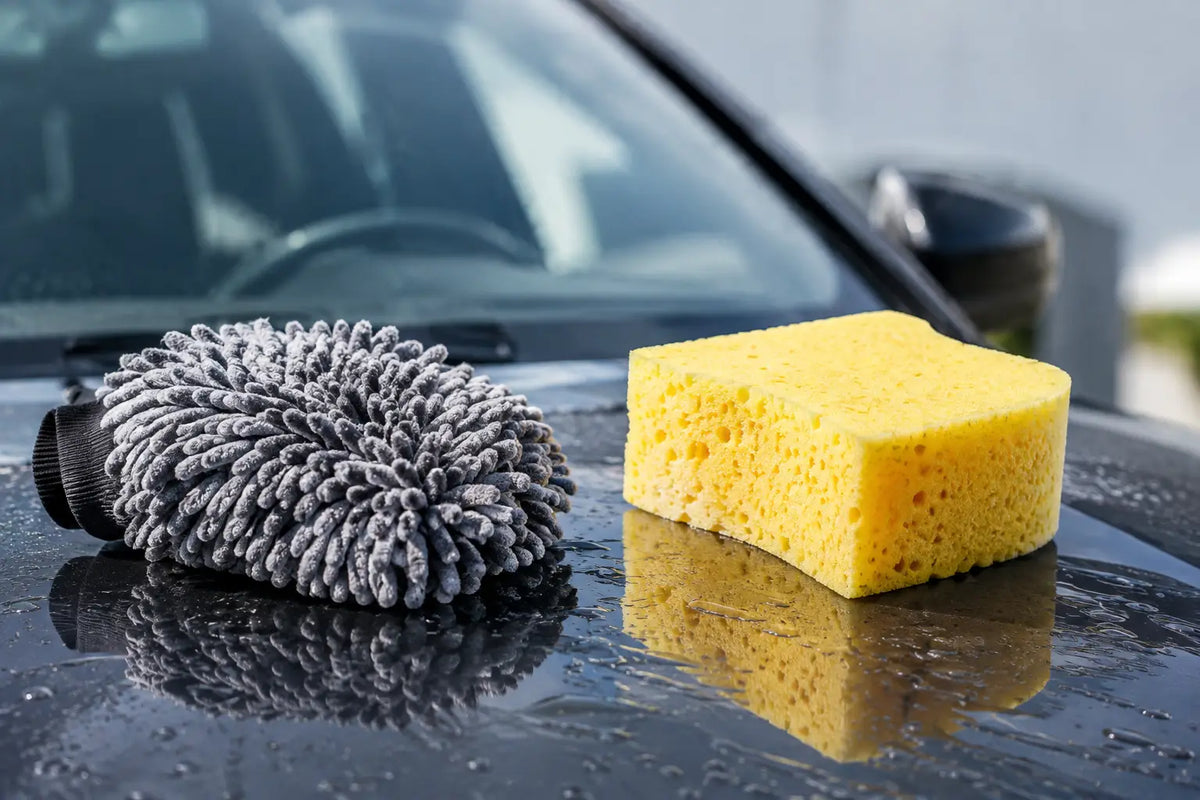 Washandschoen versus spons voor auto wassen